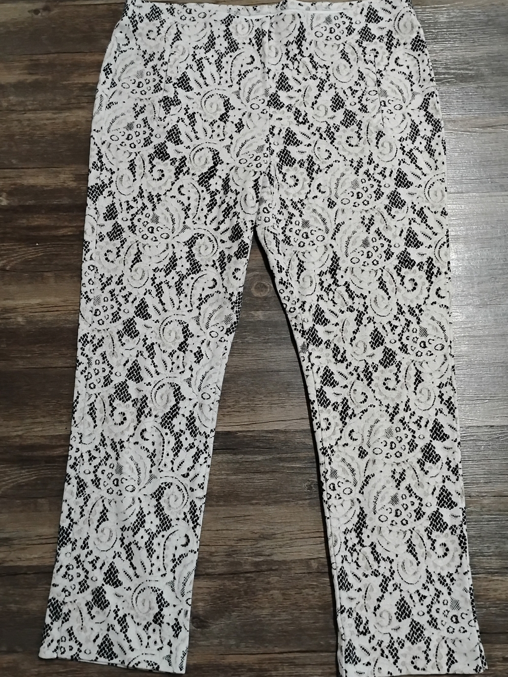 Chico's Black and Cream Floral Lace Print  Ankle Pants Size 0.5 Small
